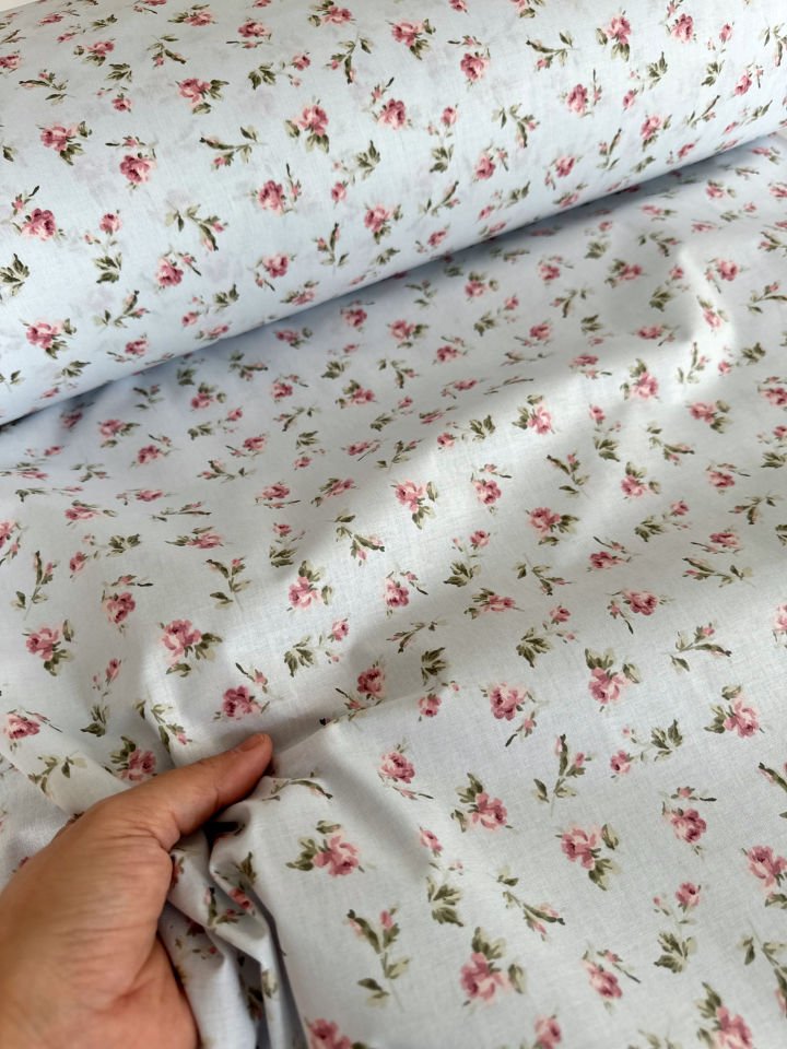 Çıtır Güller Mavi Poplin Kumaş (Yarım Metre)