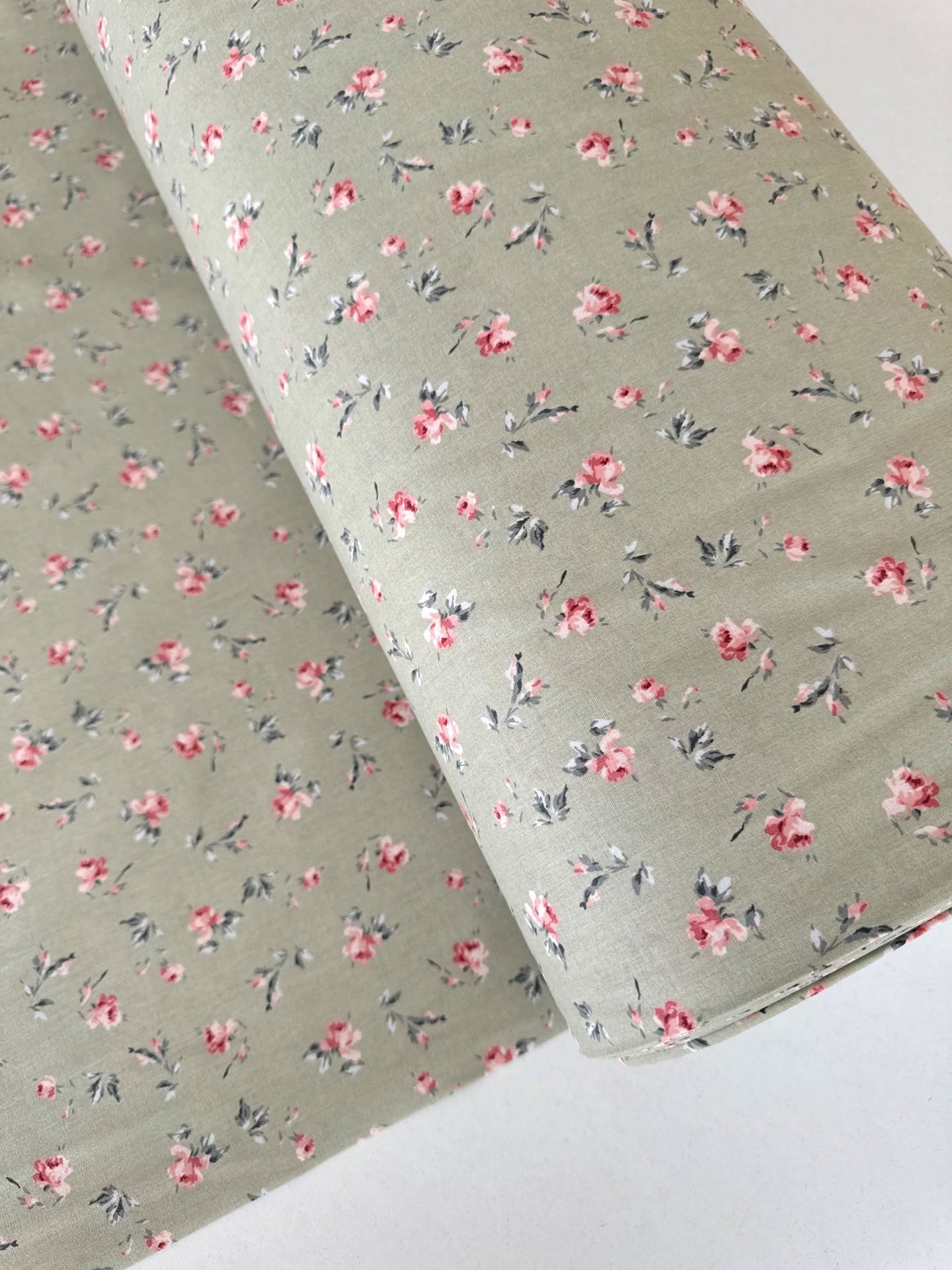 Çıtır Güller Yeşil Poplin Kumaş (Yarım Metre)