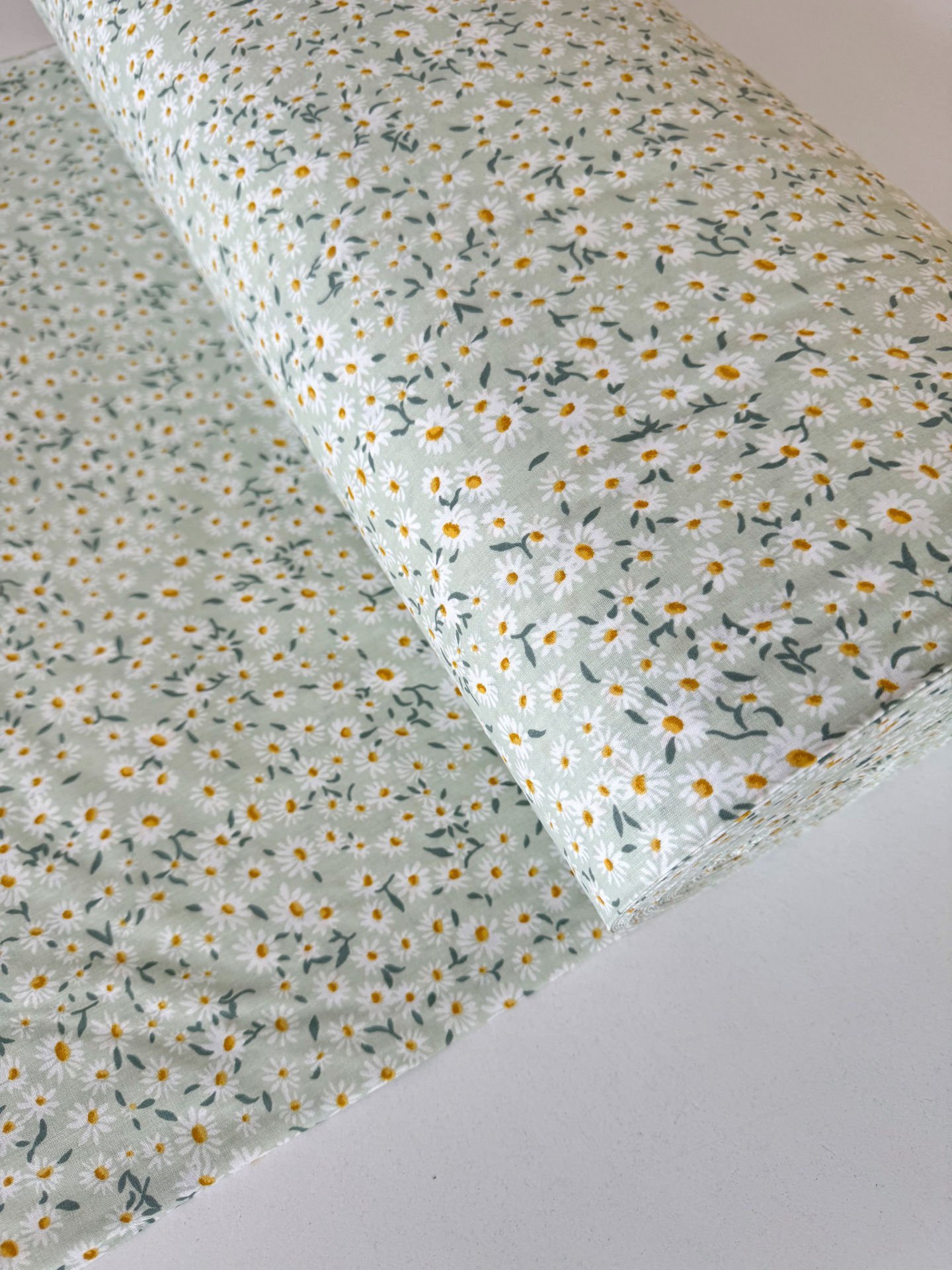 Minik Papatyalar Mint Poplin Kumaş (Yarım Metre)