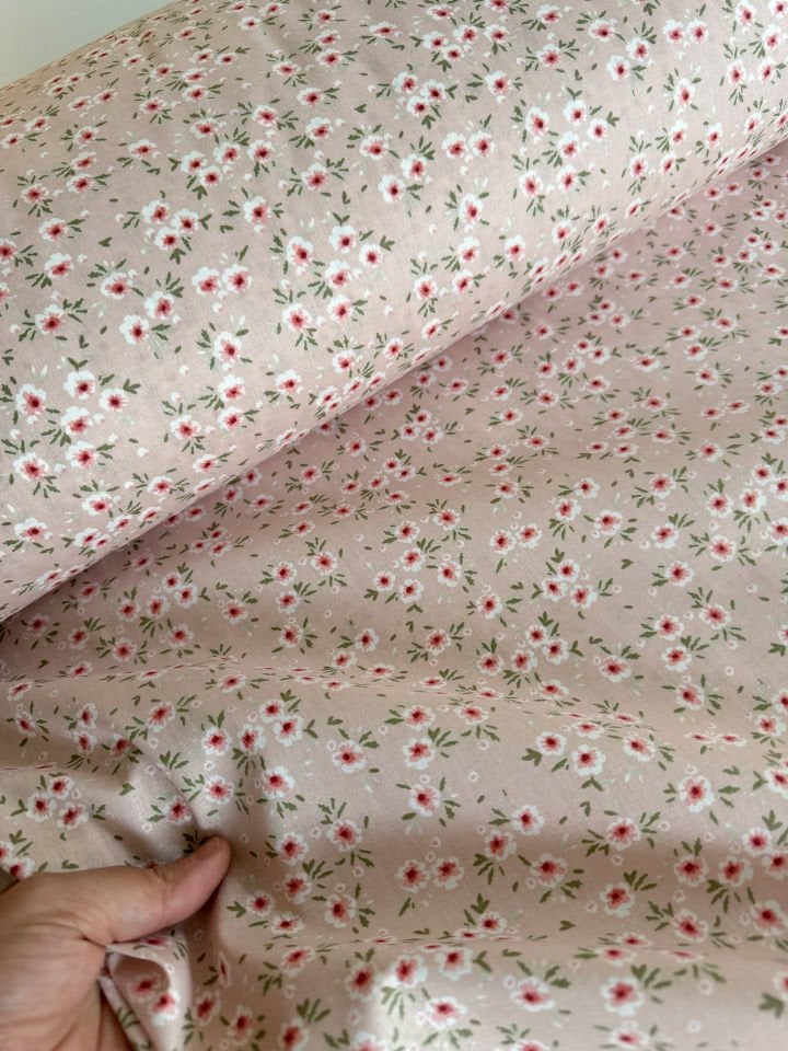 Minik Yapraklı Çiçekler Pembe Poplin Kumaş (Yarım Metre)