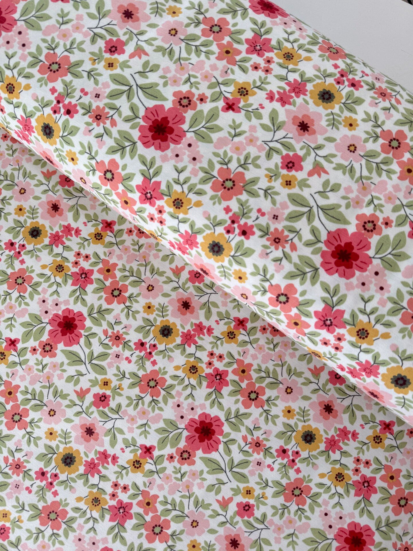 Pembe Çiçekler Duck Kumaş (Yarım Metre)