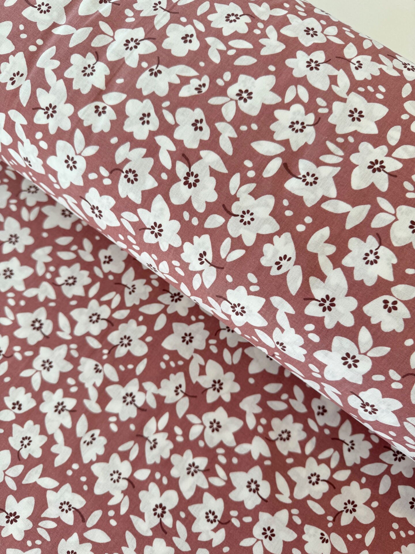 Gül Kurusu Beyaz Çiçek Poplin Kumaş (Yarım Kumaş)