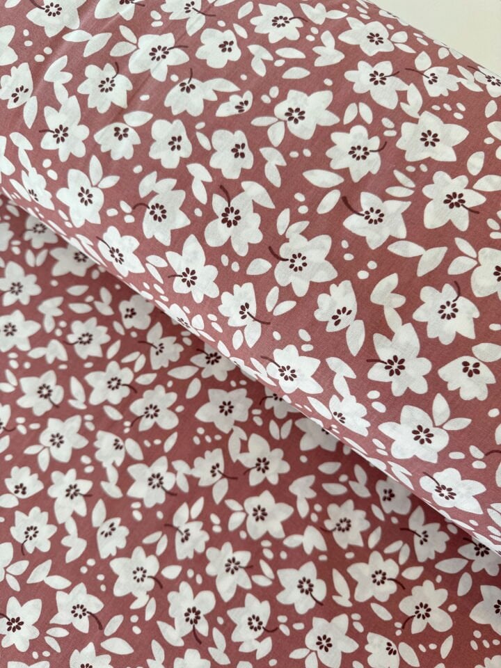 Gül Kurusu Beyaz Çiçek Poplin Kumaş (Yarım Kumaş)