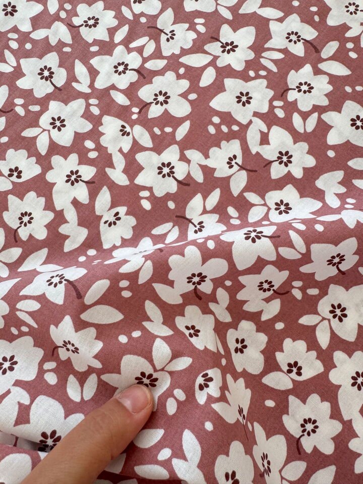 Gül Kurusu Beyaz Çiçek Poplin Kumaş (Yarım Kumaş)