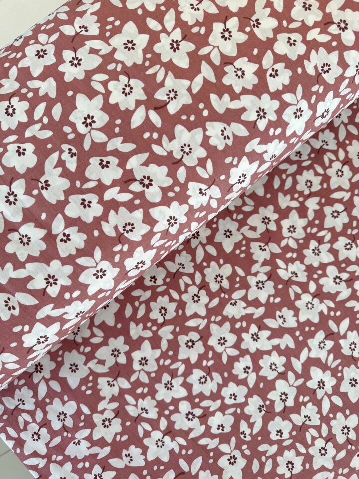 Gül Kurusu Beyaz Çiçek Poplin Kumaş (Yarım Kumaş)