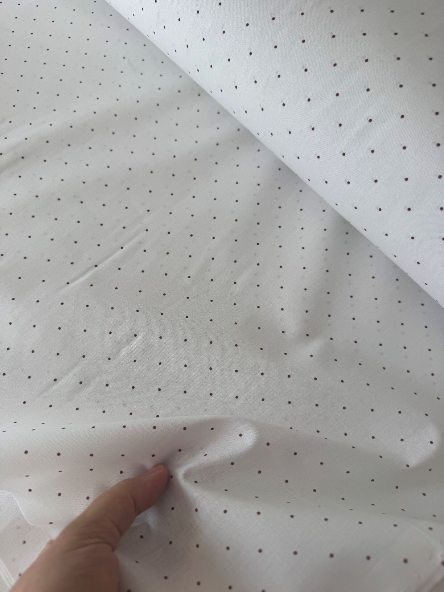 Bordo Puantiyeli Beyaz Poplin Kumaş (Yarım Metre)