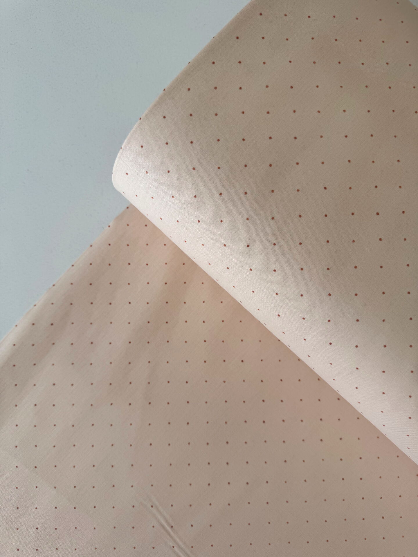 Minik Puantiye Somon Poplin Kumaş (Yarım Metre)