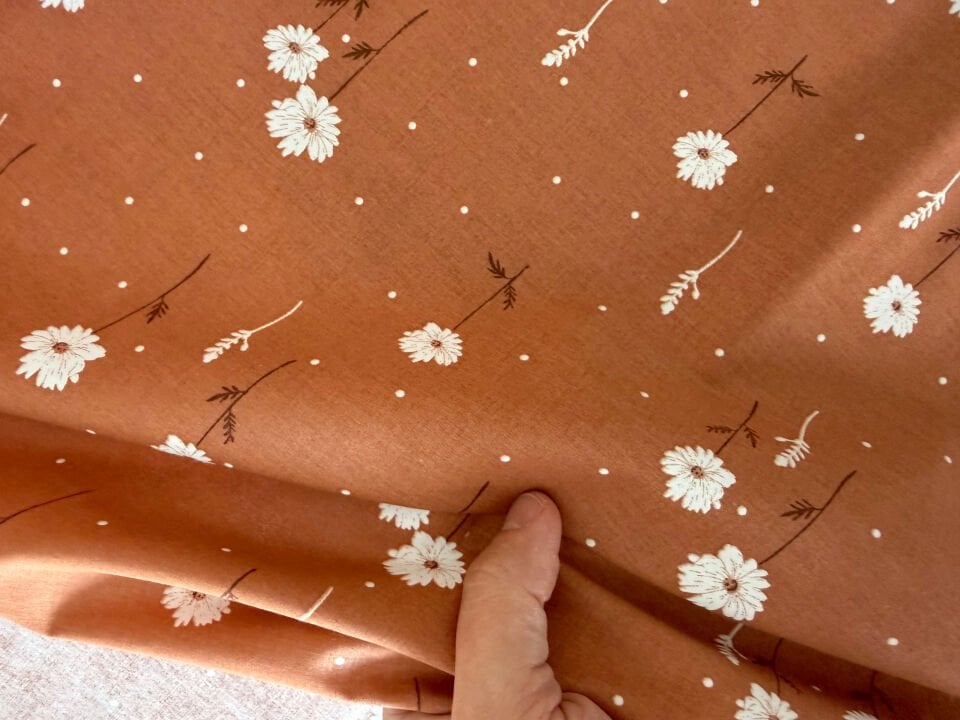 Tarçın Papatyalar Poplin Kumaş (Yarım Metre)
